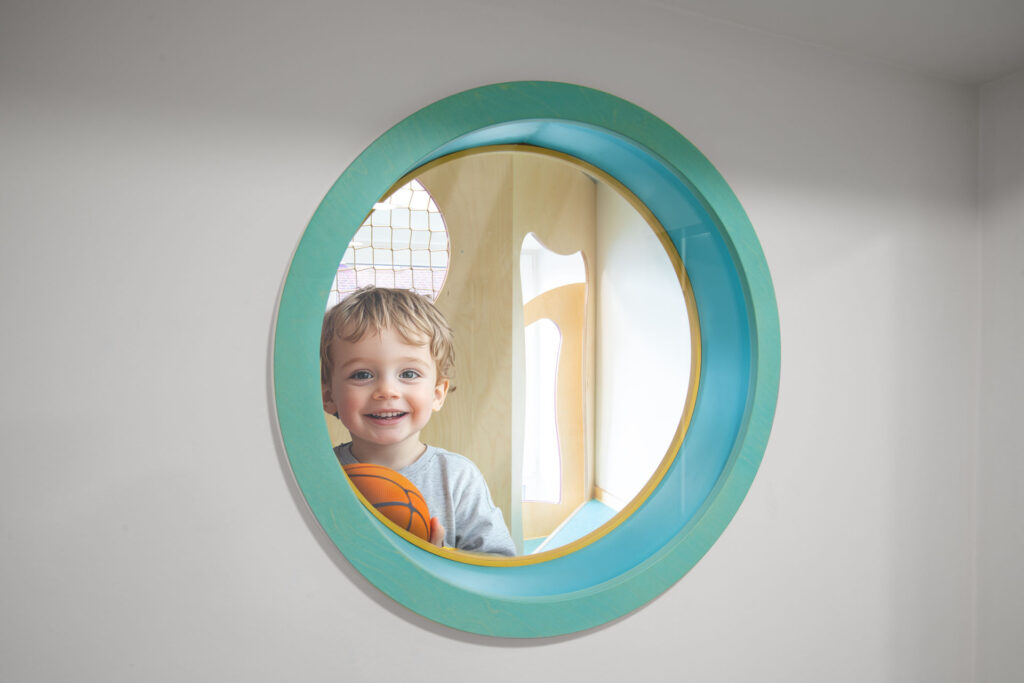 Ein Kind schaut durch ein Guckloch